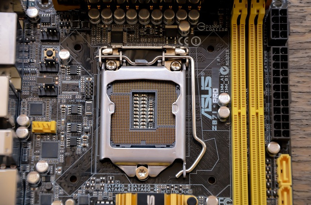 ASUS Z87I-PRO - Socket